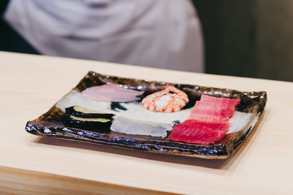 すしさとるの店内